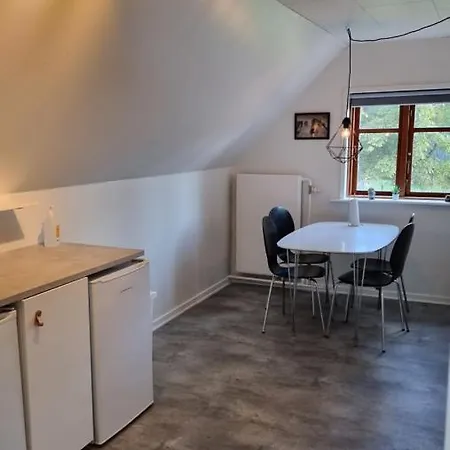 Privatunterkunft Sovevaerelse, Tv-stue Og Spiserum, Pa Forste Sal , Eget Badevaerelse I Stueetagen Kvaerndrup