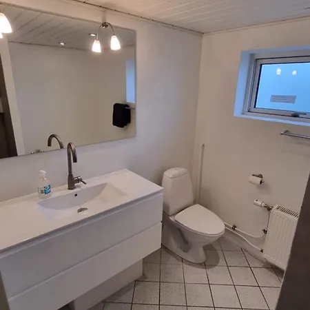 Privatunterkunft Sovevaerelse, Tv-stue Og Spiserum, Pa Forste Sal , Eget Badevaerelse I Stueetagen *