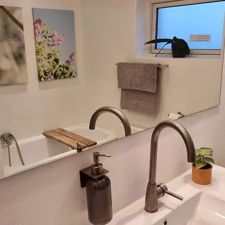 Privatunterkunft Sovevaerelse, Tv-stue Og Spiserum, Pa Forste Sal , Eget Badevaerelse I Stueetagen