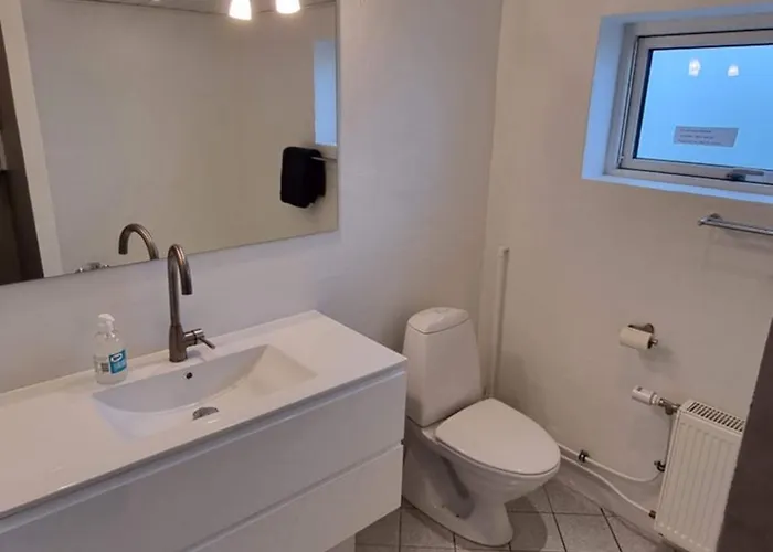 Habitación en casa particular Vaerelse, Tv-stue Og Spiserum Uden Vand, Ikke Kokken, Pa Forste Sal , Eget Badevaerelse I Stueetagen *